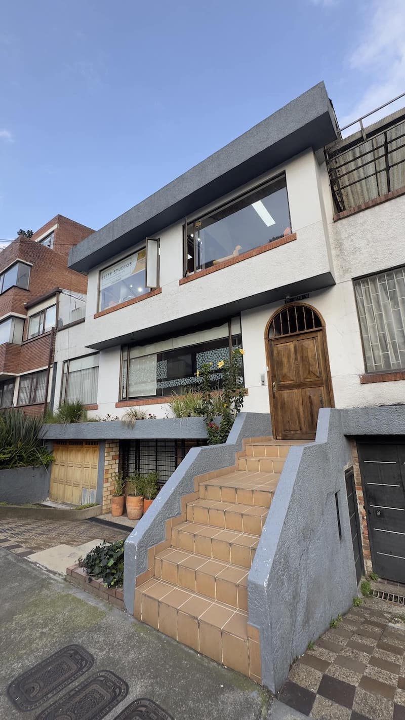 Fachada de OpusStudio en Usaquén, Bogotá. Espacio de producción visual y estudio de styling profesional.