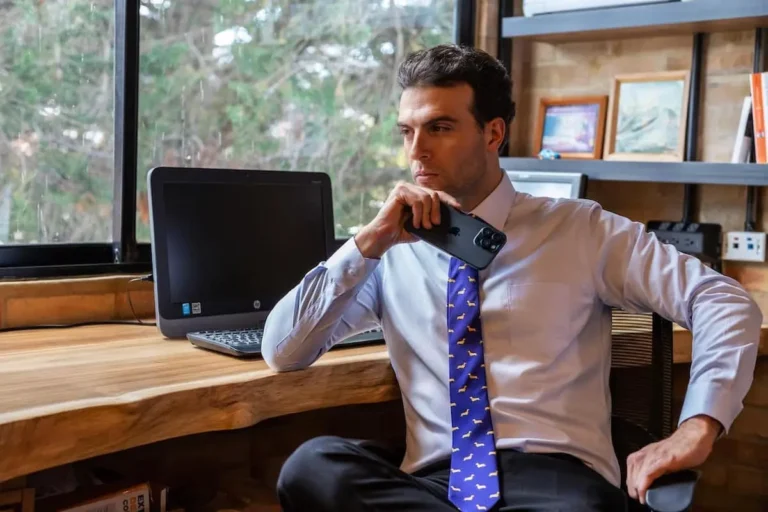 Fotografía de retrato corporativo premium para marca personal de un ejecutivo en su oficina por OpusStudio