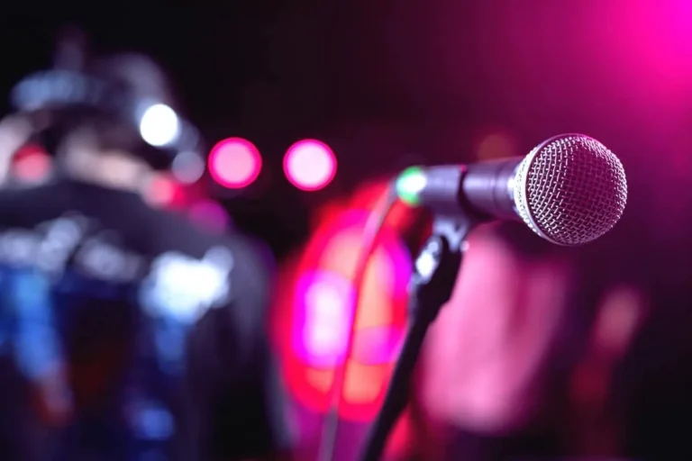 Primer plano de un micrófono con luces de fondo en un evento corporativo y social en Bogotá - OpusStudio.