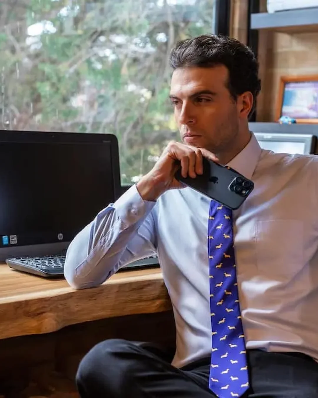 Fotografía de retrato corporativo premium para marca personal de un ejecutivo en su oficina por OpusStudio